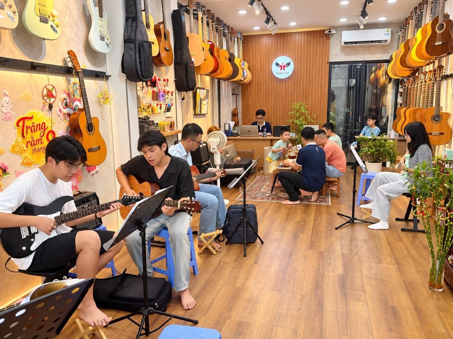 trung-tam-guitar-quan-tan-binh